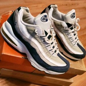 Nike Air max 95 Size 5.5Y Blue and Gray

Condition